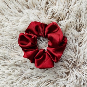 Красная атласная резинка для волос