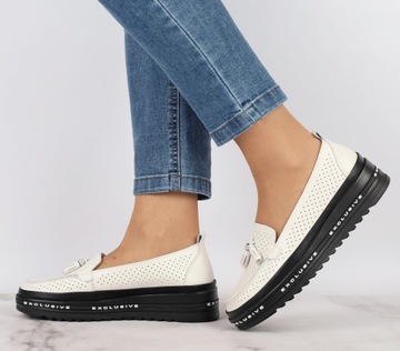 Modne skórzane mokasyny ażurowe z pomponem na platformie r.38