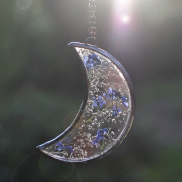 Стеклянное украшение для окна в форме луны с настоящими цветами