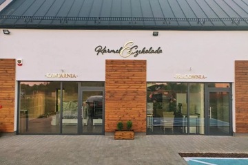 Логотип в виде буквы из плексигласа, золотое серебряное зеркало