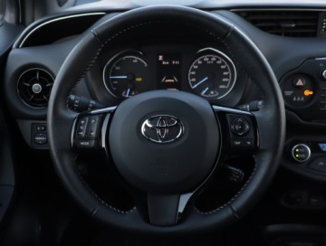 Toyota Yaris III Hatchback 5d Facelifting 2017 1.5 Hybrid 100KM 2018 Toyota Yaris 1.5 Hybrid, Salon Polska, Serwis ASO, zdjęcie 16