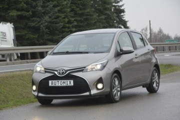 Toyota Yaris III Hatchback 5d Facelifting 1.33 Dual VVT-i 99KM 2015 Toyota Yaris 1.33 Benzyna nawi hak kamera cofania, zdjęcie 1