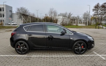 Opel Astra J Hatchback 5d 1.6 Turbo ECOTEC 180KM 2009 Opel Astra 1,6T (180KM) 1.6 Benzyna 180KM, zdjęcie 4