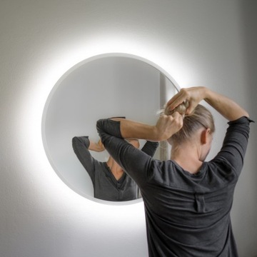 PODŚWIETLANE LUSTRO OKRĄGŁE W BIAŁEJ RAMIE 120 cm