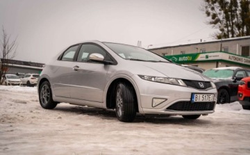 Honda Civic VIII Hatchback 3d 1.8 i-VTEC 140KM 2010 Honda Civic Honda Civic VIII 1.8 140KM 1.8 Benzyna 140KM, zdjęcie 4