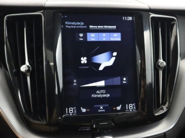Volvo XC60 II Crossover T8 Twin Engine 407KM 2017 Volvo XC60 T8 Twin Engine, Salon Polska, zdjęcie 18