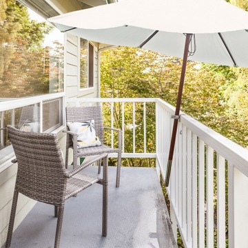 Привинченный металлический держатель для зонта.