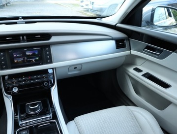 Jaguar XF II Sedan 2.0 i4D 240KM 2017 Jaguar XF 25d AWD, Salon Polska, Serwis ASO, zdjęcie 7