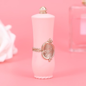 Стойкая увлажняющая помада - светло-розовая.