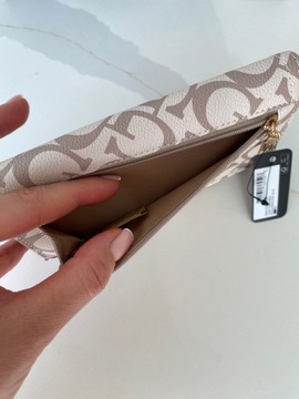 Кремовый кошелек GUESS BERLINA SLG с эко-логотипом золотого цвета