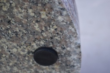 Круглая гранитная основа для садового зонта.