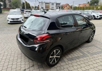 Peugeot 208 I Hatchback 5d Facelifting 1.2 PureTech 82KM 2017 Peugeot 208 1,2 82KM Klimatronik Navi Kamera CarPlay 1.2 Benzyna 82KM, zdjęcie 5