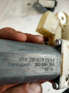 E220 W211 MOTOREK OKNO PŘEDNÍ LEVÝ A2118202942