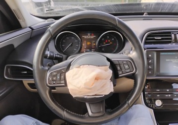Jaguar XE Sedan 2.0 i4 180KM 2016 Jaguar XE 2016r. SALON POLSKA. 2.0 DIESEL. AUTOMAT.Uszkodzony lewy przod., zdjęcie 12