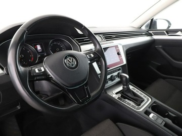 Volkswagen Passat B8 Variant 1.4 TSI BlueMotion Technology ACT 150KM 2017 Volkswagen Passat DSG navi kamera i czujniki, zdjęcie 13