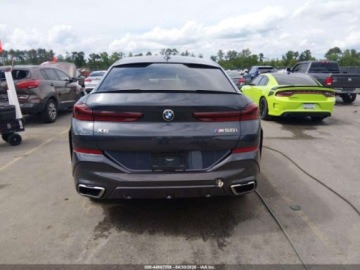 BMW X6 G06 2021 BMW X6 M50I 2021 4.4 Benzyna 523KM, zdjęcie 3