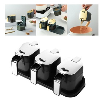 Контейнеры для специй с крышками.