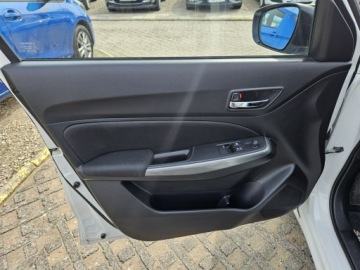 Suzuki Swift VI Hatchback 1.2 DualJet 90KM 2017 Suzuki Swift 1,2 benzyna 90KM, zdjęcie 10