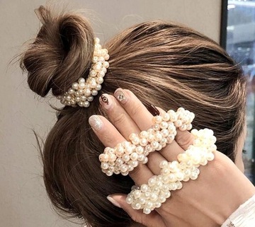 Модный эластичный ободок для волос белого цвета с жемчугом.
