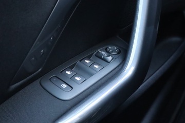 Peugeot 2008 I SUV Facelifting 1.2 PureTech 130KM 2016 Peugeot 2008 1.2 PureTech, Salon Polska, zdjęcie 19