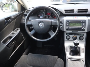 Volkswagen Passat B6 Sedan 1.6 FSI 116KM 2005 VW Passat 1.6 FSI, Klima, Klimatronic, Tempomat, zdjęcie 6