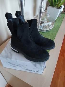 Buty Botki czarne zamszowe z rozcięciem 38