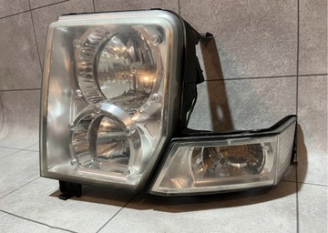 JEEP COMMANDER XK XH SVĚTLO LEVÝ ORIGINÁLNÍ UK VELMI DOBRÝ