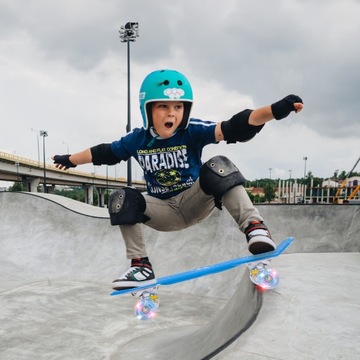 СКЕЙТБОРД FISZKA ДЛЯ ДЕТЕЙ С ПОДСВЕТКОЙ, СИНИЙ СВЕТОДИОД, 56 СМ, ABEC7 RGB