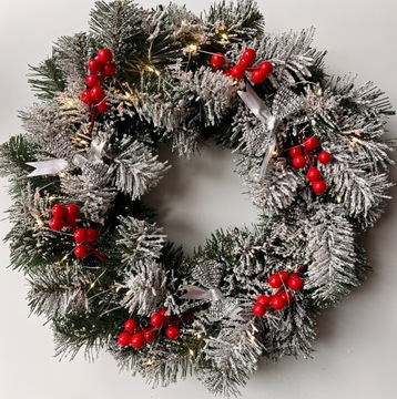 Дверной венок Алмазная сосна, засыпанная снегом