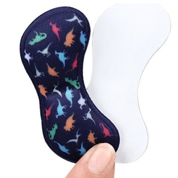 Детские пятки встали в ботинки на подушечке подкладки