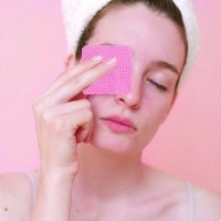 БЕЗПЫЛИ ПЕРФОРИРОВАННЫЕ КОСМЕТИЧЕСКИЕ ПОдушечки В КОРОБКЕ С РОЗАМИ 200ШТ.