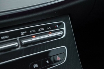 Mercedes Klasa E W213 Limuzyna 2.0 220d 194KM 2020 Mercedes-Benz Klasa E E220d 4 Matic AMG Salon Polska Autotrade Mercedes, zdjęcie 28