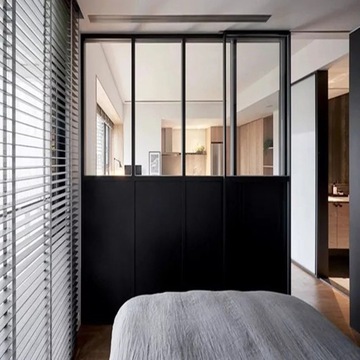 Затемняющая оконная пленка для защиты от солнца и конфиденциальности.