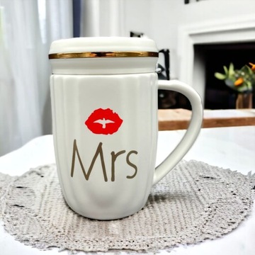 Кружка завинчивающаяся с надписью Mrs, белая, 400 мл.