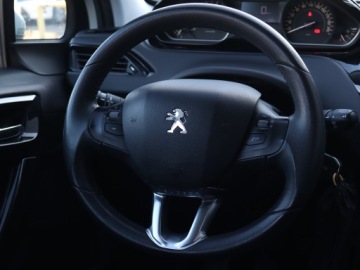 Peugeot 208 I Hatchback 5d Facelifting 1.2 PureTech 82KM 2015 Peugeot 208 1.2 PureTech, Salon Polska, zdjęcie 17