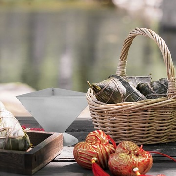 МАЛЕНЬКИЕ СУШИ, ПРИГОТОВЛЕННЫЕ ПИЩЕВЫЕ РИСОВЫЕ ШАРИКИ