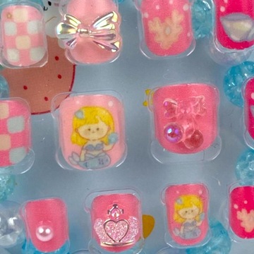 Детские ногти, самоклеящиеся кончики ногтей, цветы.