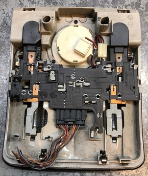 AUDI A3 8L LAMPA POLSTROVÁNÍ 8L0947111F