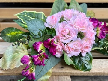 БОЛЬШОЙ КУЧ искусственных цветов для могилы на кладбище