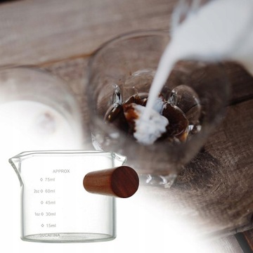 Стеклянный кувшин с мерной чашкой для эспрессо.