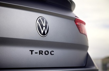 Черная эмблема с надписью VOLKSWAGEN TOURAN OEM QUALITY