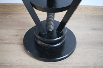 Табурет для фортепиано с регулируемой высотой.