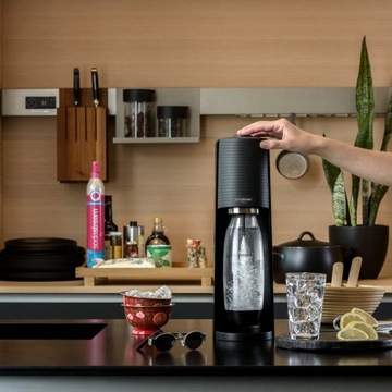 Сатуратор SodaStream Terra черный 2 бутылки цилиндр сиропы 4х440мл + БЕСПЛАТНО
