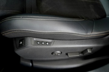 Peugeot 5008 II Crossover Facelifting 1.6 PureTech 180KM 2023 Peugeot 5008 GT kamera Skora adc NawI, zdjęcie 16