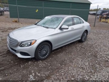 Mercedes Klasa C W205 2015 Mercedes-Benz Klasa C 2015 MERCEDES-BENZ C 300 LUXURY 4MATIC 2.0 Benzyna, zdjęcie 2