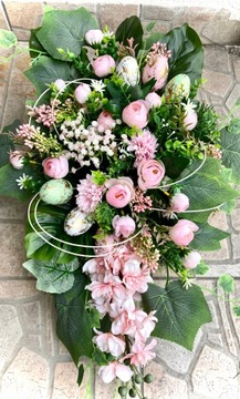 Украшение могилы, весенний букет на кладбище.