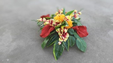 Украшение, букет, композиция на кладбище.