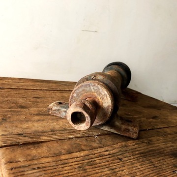 Старый ролик с подшипниками для циркулярной пилы.