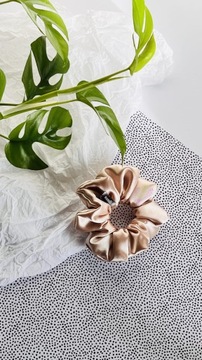 Резинка для волос из атласа бежевого цвета