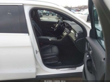 Mercedes GLC C254/X254 2022 Mercedes-Benz GLC 2022 r., 300 4MATIC SUV 2.0 Benzyna 255KM, zdjęcie 8